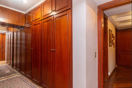 Apartamento à venda com 220m², 3 quartos e 3 vagas Apartamento à venda com 220m², 3 quartos e 3 vagasSuíte 1 - Closet
