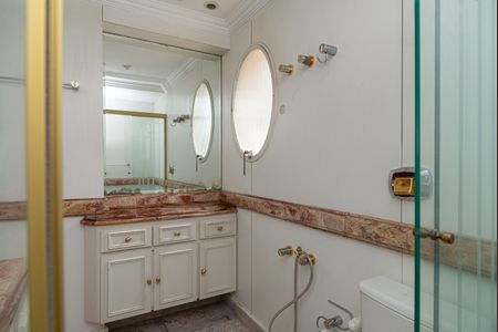 Apartamento à venda com 220m², 3 quartos e 3 vagas Apartamento à venda com 220m², 3 quartos e 3 vagasBanheiro da Suíte 1
