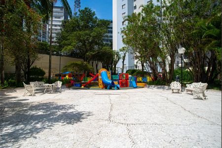 Apartamento à venda com 220m², 3 quartos e 3 vagas Apartamento à venda com 220m², 3 quartos e 3 vagasÁrea comum - Playground