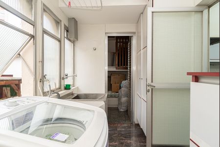 Apartamento à venda com 220m², 3 quartos e 3 vagas Apartamento à venda com 220m², 3 quartos e 3 vagasÁrea de Serviço