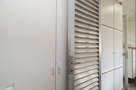 Apartamento à venda com 220m², 3 quartos e 3 vagas Apartamento à venda com 220m², 3 quartos e 3 vagasQuarto de Serviço