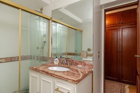 Apartamento à venda com 220m², 3 quartos e 3 vagas Apartamento à venda com 220m², 3 quartos e 3 vagasBanheiro da Suíte 1