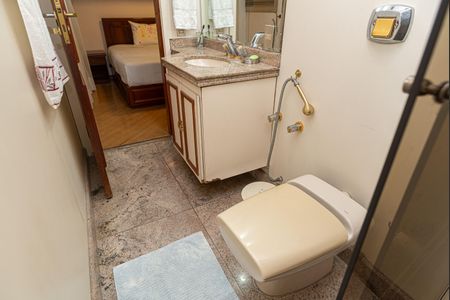 Apartamento à venda com 220m², 3 quartos e 3 vagas Apartamento à venda com 220m², 3 quartos e 3 vagasBanheiro da Suíte 2