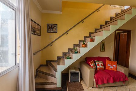 Apartamento à venda com 170m², 4 quartos e 2 vagas Apartamento à venda com 170m², 4 quartos e 2 vagasEscada de Acesso a Cobertura