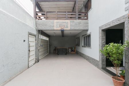 Casa à venda com 253m², 3 quartos e 4 vagas Casa à venda com 253m², 3 quartos e 4 vagasGaragem