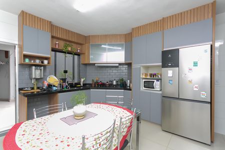 Casa à venda com 253m², 3 quartos e 4 vagas Casa à venda com 253m², 3 quartos e 4 vagasCozinha - Armários