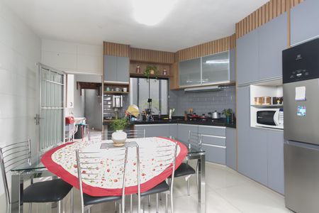 Casa à venda com 253m², 3 quartos e 4 vagas Casa à venda com 253m², 3 quartos e 4 vagasCozinha - Armários