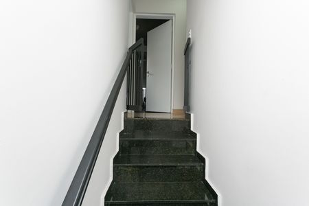 Casa à venda com 253m², 3 quartos e 4 vagas Casa à venda com 253m², 3 quartos e 4 vagasEscada