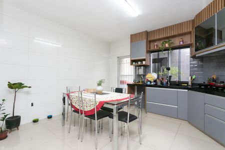Casa à venda com 253m², 3 quartos e 4 vagas Casa à venda com 253m², 3 quartos e 4 vagasCozinha - Armários