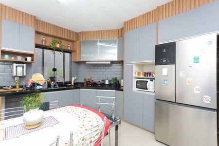Casa à venda com 253m², 3 quartos e 4 vagas Casa à venda com 253m², 3 quartos e 4 vagasCozinha - Armários