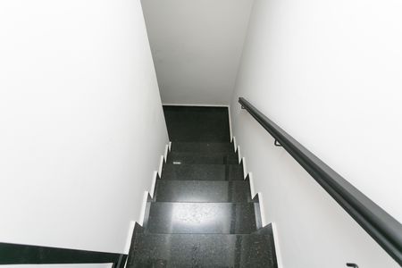 Casa à venda com 253m², 3 quartos e 4 vagas Casa à venda com 253m², 3 quartos e 4 vagasEscada
