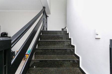 Casa à venda com 253m², 3 quartos e 4 vagas Casa à venda com 253m², 3 quartos e 4 vagasEscada