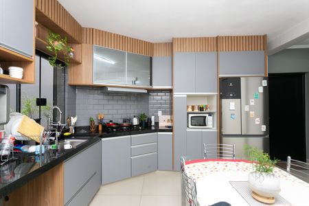Casa à venda com 253m², 3 quartos e 4 vagas Casa à venda com 253m², 3 quartos e 4 vagasCozinha - Armários