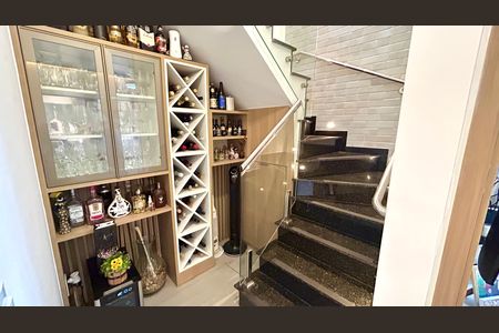 Apartamento à venda com 138m², 3 quartos e 3 vagas Apartamento à venda com 138m², 3 quartos e 3 vagasEscada