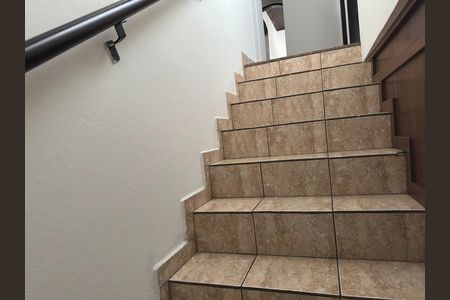 Casa para alugar com 180m², 3 quartos e 2 vagas Casa para alugar com 180m², 3 quartos e 2 vagasEscada