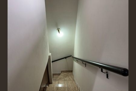 Casa para alugar com 180m², 3 quartos e 2 vagas Casa para alugar com 180m², 3 quartos e 2 vagasEscada