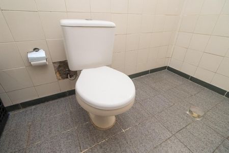 Casa à venda com 150m², 3 quartos e 2 vagas Casa à venda com 150m², 3 quartos e 2 vagasBanheiro social