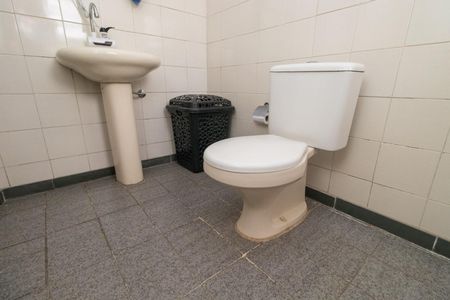 Casa à venda com 150m², 3 quartos e 2 vagas Casa à venda com 150m², 3 quartos e 2 vagasBanheiro social