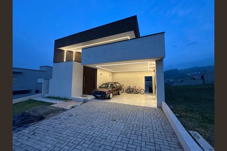 Casa de condomínio à venda com 196m², 3 quartos e 4 vagas Casa de condomínio à venda com 196m², 3 quartos e 4 vagasFachada