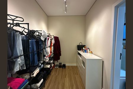 Casa de condomínio à venda com 196m², 3 quartos e 4 vagas Casa de condomínio à venda com 196m², 3 quartos e 4 vagasCloset da suíte 3