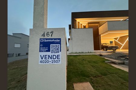 Casa de condomínio à venda com 196m², 3 quartos e 4 vagas Casa de condomínio à venda com 196m², 3 quartos e 4 vagasFachada