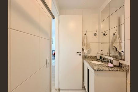 Apartamento à venda com 58m², 2 quartos e 1 vaga Apartamento à venda com 58m², 2 quartos e 1 vagaBanheiro Social