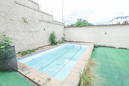 Casa à venda com 350m², 6 quartos e 4 vagas Casa à venda com 350m², 6 quartos e 4 vagasPiscina