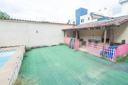 Casa à venda com 350m², 6 quartos e 4 vagas Casa à venda com 350m², 6 quartos e 4 vagasQuintal