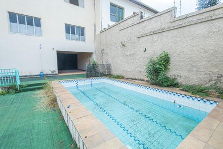 Casa à venda com 350m², 6 quartos e 4 vagas Casa à venda com 350m², 6 quartos e 4 vagasPiscina