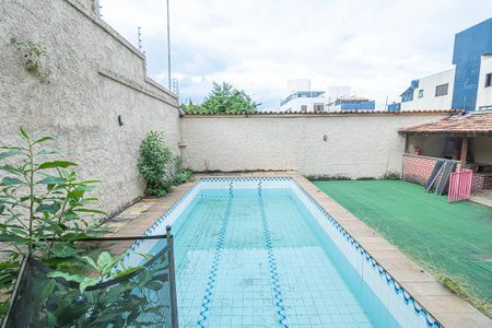 Casa à venda com 350m², 6 quartos e 4 vagas Casa à venda com 350m², 6 quartos e 4 vagasPiscina