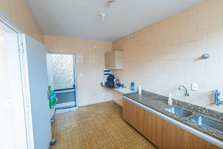 Casa à venda com 350m², 6 quartos e 4 vagas Casa à venda com 350m², 6 quartos e 4 vagasCozinha