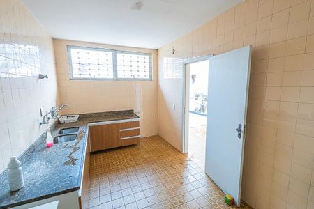 Casa à venda com 350m², 6 quartos e 4 vagas Casa à venda com 350m², 6 quartos e 4 vagasCozinha