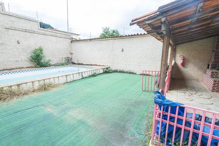 Casa à venda com 350m², 6 quartos e 4 vagas Casa à venda com 350m², 6 quartos e 4 vagasQuintal