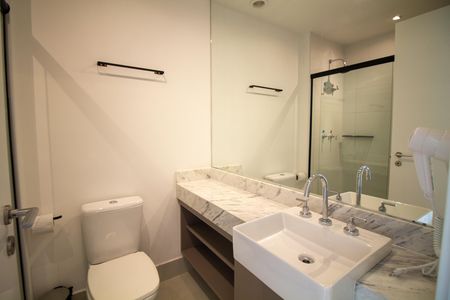 Banheiro de kitnet/studio para alugar com 1 quarto, 27m² em Campo Belo, São Paulo