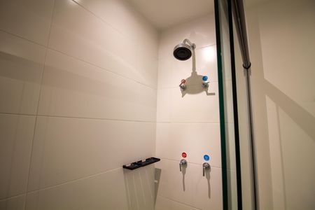 Banheiro de kitnet/studio para alugar com 1 quarto, 27m² em Campo Belo, São Paulo