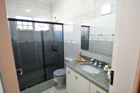 Casa à venda com 240m², 3 quartos e 4 vagasBanheiro Suíte