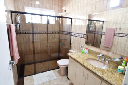 Casa à venda com 240m², 3 quartos e 4 vagasBanheiro Social