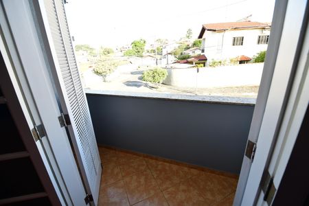 Casa à venda com 240m², 3 quartos e 4 vagasQuarto 2 - Sacada