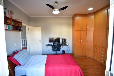 Casa à venda com 240m², 3 quartos e 4 vagasQuarto 2