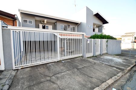 Casa à venda com 240m², 3 quartos e 4 vagasFachada / Placa