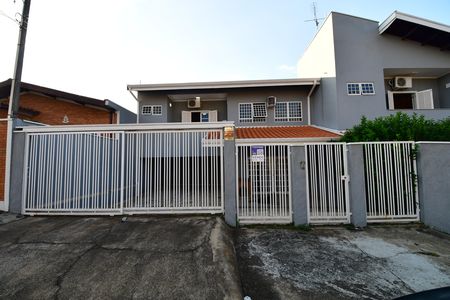Casa à venda com 240m², 3 quartos e 4 vagasFachada / Placa