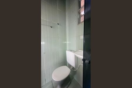 Banheiro de casa para alugar com 1 quarto, 25m² em Marechal Hermes, Rio de Janeiro