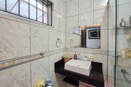Casa à venda com 200m², 3 quartos e 2 vagas Casa à venda com 200m², 3 quartos e 2 vagasBanheiro Social