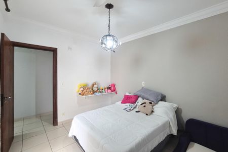 Casa à venda com 200m², 3 quartos e 2 vagas Casa à venda com 200m², 3 quartos e 2 vagasQuarto 1