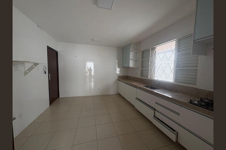 Casa à venda com 155m², 3 quartos e 4 vagas Casa à venda com 155m², 3 quartos e 4 vagasCozinha - Armários