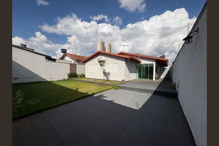 Casa à venda com 155m², 3 quartos e 4 vagas Casa à venda com 155m², 3 quartos e 4 vagasQuintal