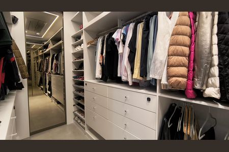 Casa de condomínio à venda com 330m², 6 quartos e 2 vagas Casa de condomínio à venda com 330m², 6 quartos e 2 vagasCloset da Suíte 1