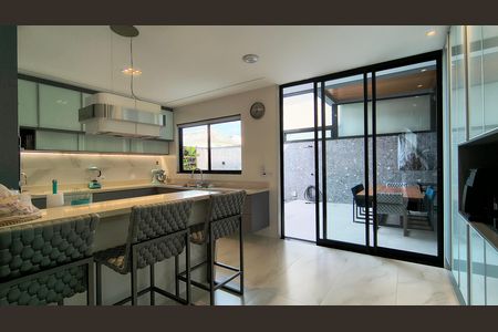 Casa de condomínio à venda com 330m², 6 quartos e 2 vagas Casa de condomínio à venda com 330m², 6 quartos e 2 vagasCozinha