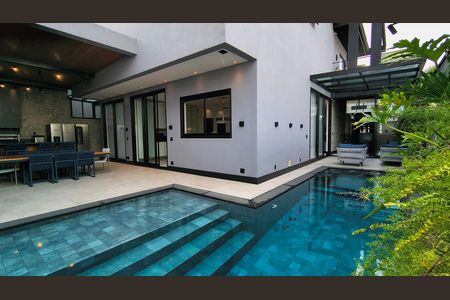 Casa de condomínio à venda com 330m², 6 quartos e 2 vagas Casa de condomínio à venda com 330m², 6 quartos e 2 vagasPiscina