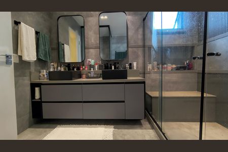 Casa de condomínio à venda com 330m², 6 quartos e 2 vagas Casa de condomínio à venda com 330m², 6 quartos e 2 vagasBanheiro da Suíte 1
